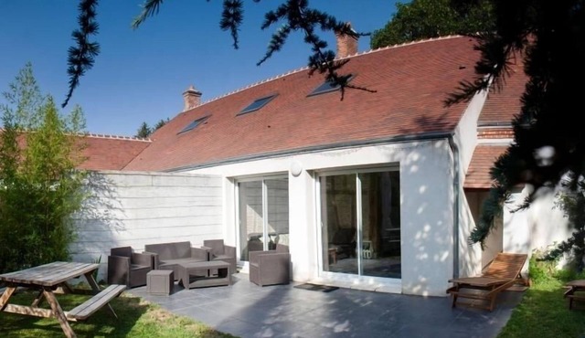 Loire Valley cottage with heated pool, tennis, WIFI, BBQ