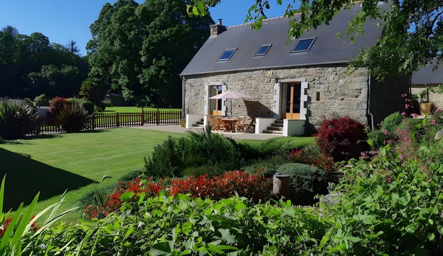 Longère Colpernou – Charming Breton House with Pool, Garden & Nature Retreat