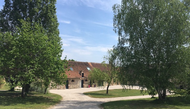 Longere 13 people near Lamotte-beuvron, horse boxes