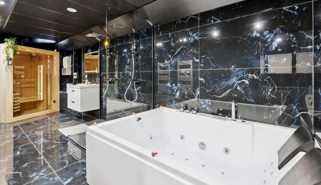 Love Room - Suite avec jacuzzi et sauna privatif