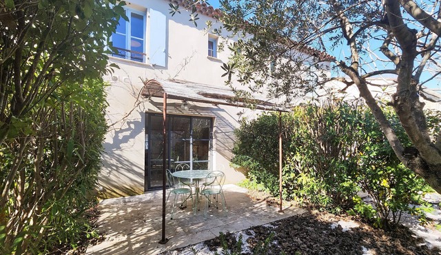 Lovely home in Saint-Laurent-de-la-Ca with WiFi
