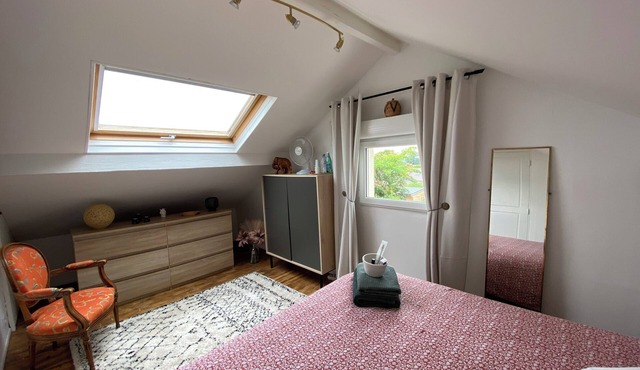 Lovely single room in house with garden.