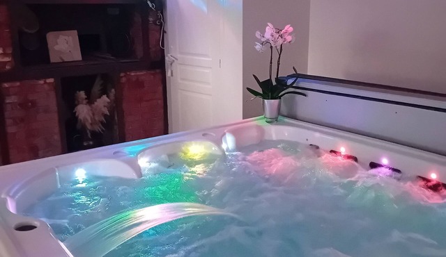 Lovers' Weekend with Jacuzzi. In the heart of the Cotentin region in Manche.