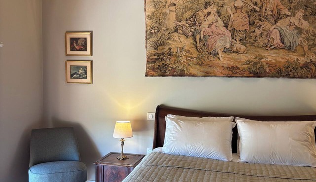 Luxury chateau retreat; pool, summer kitchen, outdoor cinema & Madiran vineyards