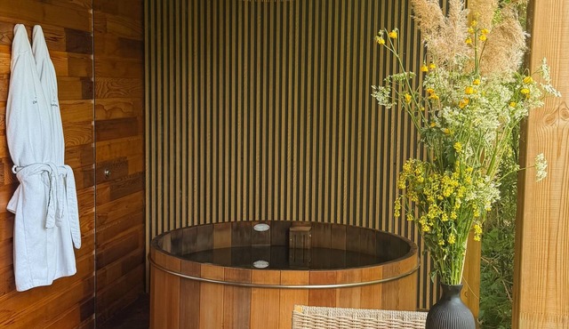 Luxury getaway with a Nordic bath by the canal