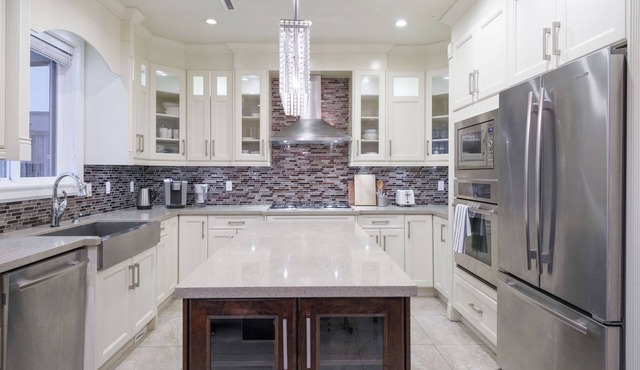 Luxury Vancouver 5BR Stay | Near Downtown & YVR in Vancouver