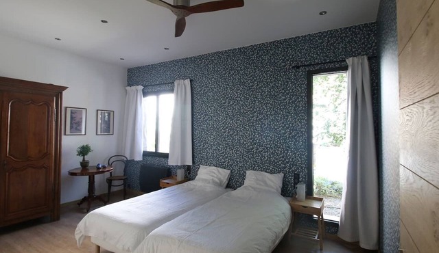 "Madeleine" Room with 2 single beds and guest dining