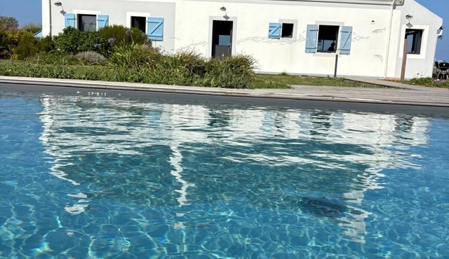 Magnificent house with swimming pool close to the palace