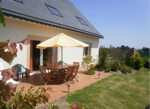 Maison accueillante avec vue sur la mer à Plougrescant