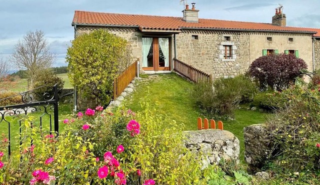 Maison Ancienne au Calme avec Cheminée et Équipements Bébé, Proche de Saugues - FR-1-582-127