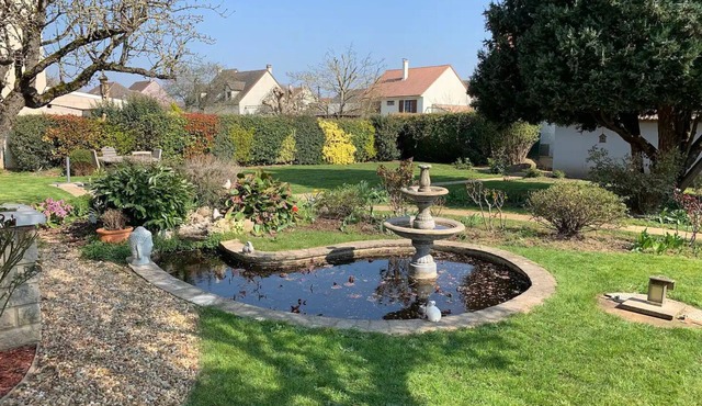 Maison Atypique au Jardin Fleuri