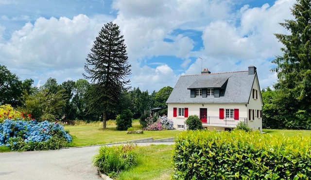 Maison au calme grand jardin privé aire de jeux Lac de Guerledan