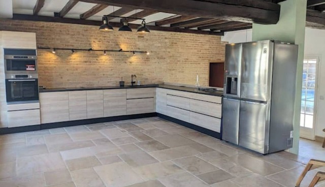 Maison Avec Grand Jardin, Piscine et Jacuzzi