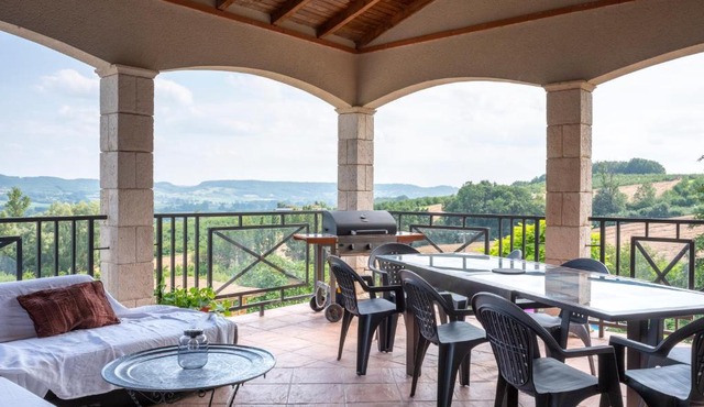 Maison avec vue panoramique, piscine et spa