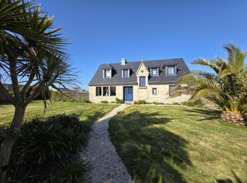 Maison bretonne face a la plage de la Greve Blanche