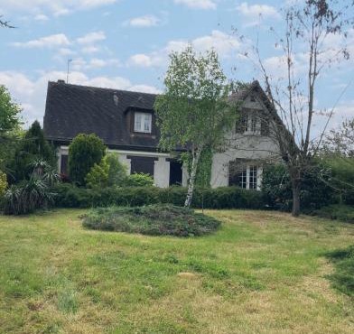 Maison dans un grand parc