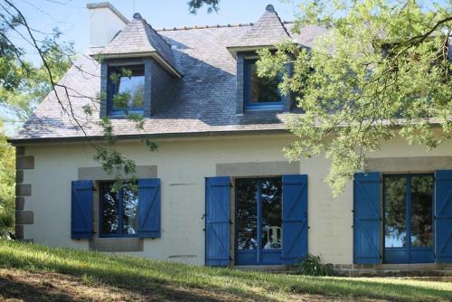 Maison de caractère à Plougrescant avec jardin et parking.