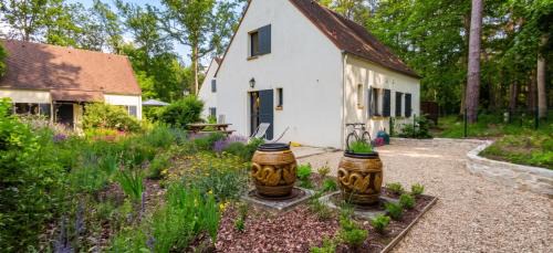 Maison de charme à Arbonne-la-Forêt avec terrasse-jardin verdoyant