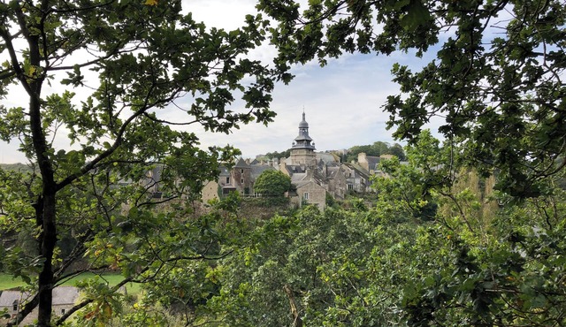MAISON DE MAITRE, SLEEPS 6, CHARM & CHARACTER IN THE HEART OF MEDIEVAL TOWN