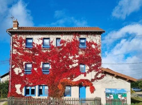Maison de Village Indépendante avec Cour Fermée et Garage - Proche Sites Médievaux et Nature - FR-1-582-61