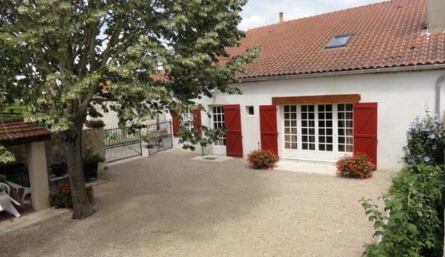 Maison en pierres rénovée avec cour close et terrasse privée, animaux admis, parking, Wi-Fi - FR-1-489-271