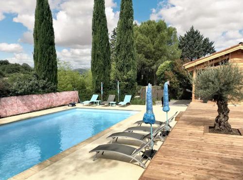 Maison familiale avec piscine partagée à Saint-André-de-Cruzières