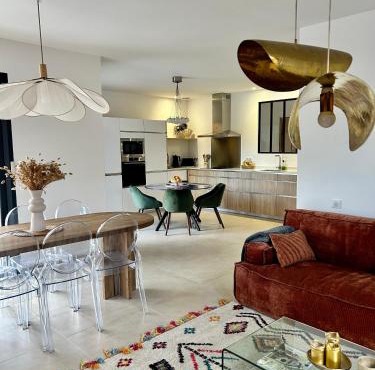 Maison familiale neuve avec piscine.