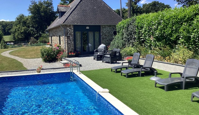 Maison Fleurie, 2 bedroom cottage with heated private swimming pool and WIFI