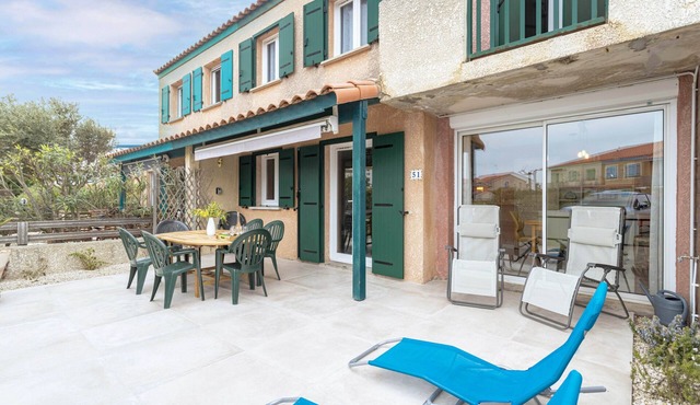 Maison Goéland – A Relaxing Getaway Between Land and Sea, Shared Pool & Balcony