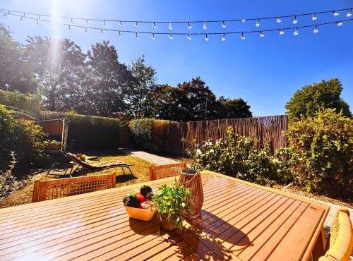 Maison Langevin 2-Bedroom House with Cozy Garden & Patio