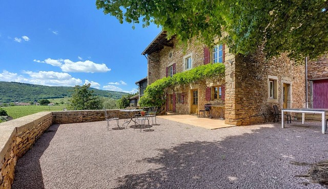 Maison Pourpre | Sleeps 10 | Burgundy | Village within walking distance