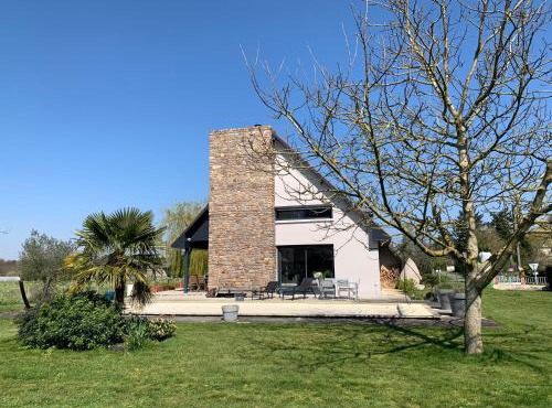 Maison proche du circuit avec piscine, wifi et parking privé
