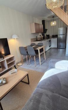 Maison rénovée avec stationnement privatif