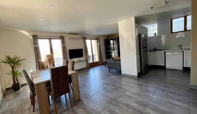 Maison spacieuse avec grand jardin et parking à 20 min de Lyon