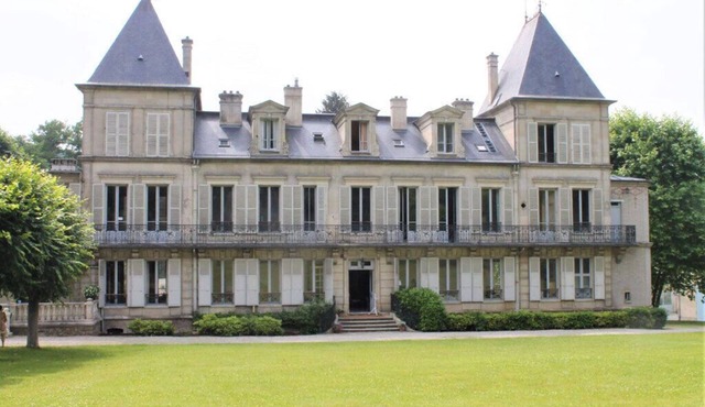 Manor house and 3ha park crossed by a river