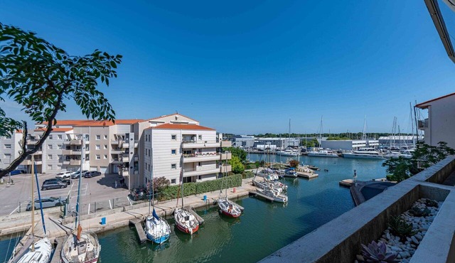Marine de port, boats and relaxation