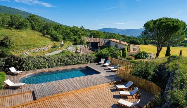 Mas provençal, heated pool and large capacity