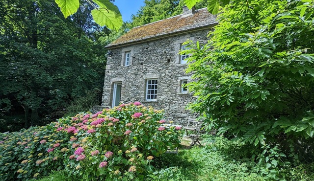 Mill for 2, facing the sea, 300m to the beach and great walks. Next to a castle.