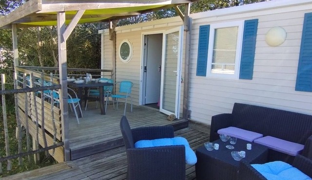 Mobile home with terrace for 6 people