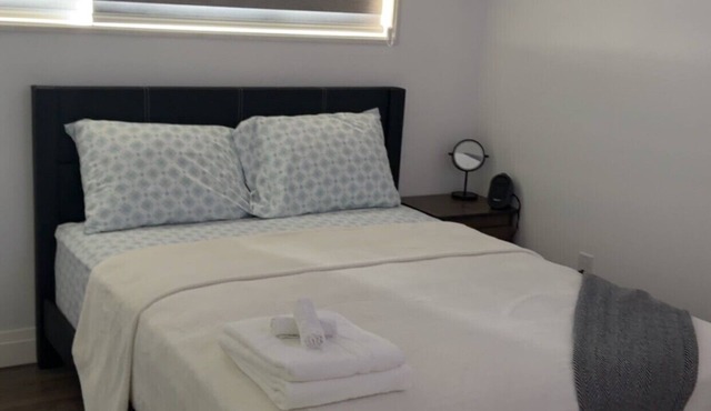 🏡 Modern 2-Bedroom Private Suite Near Niagara Falls | Sleeps 4 | Free Parking in Thorold