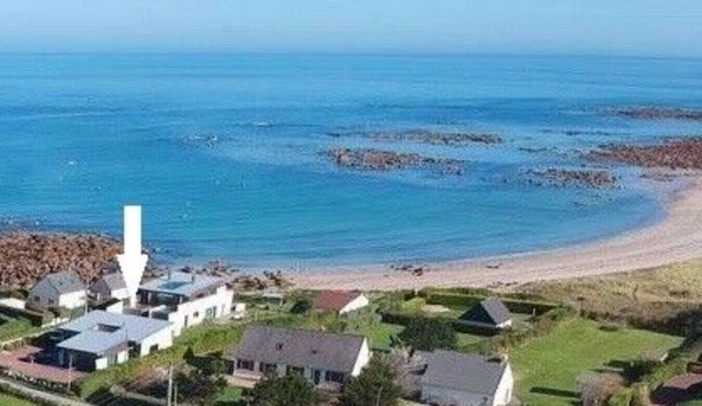 Modern seaside villa for 6 people. Direct access to the beach.