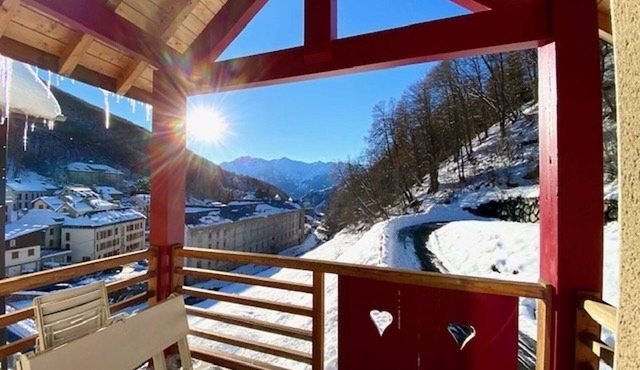 Modern T2 Apartment, Sleeps 4, Comfort, Garage, WiFi, Near Ski Bus
