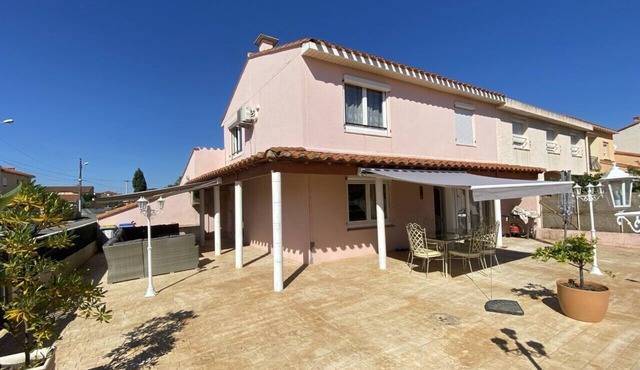 Modern villa 3 bdrms 3 bathrms near sea quiet area close to entertainment