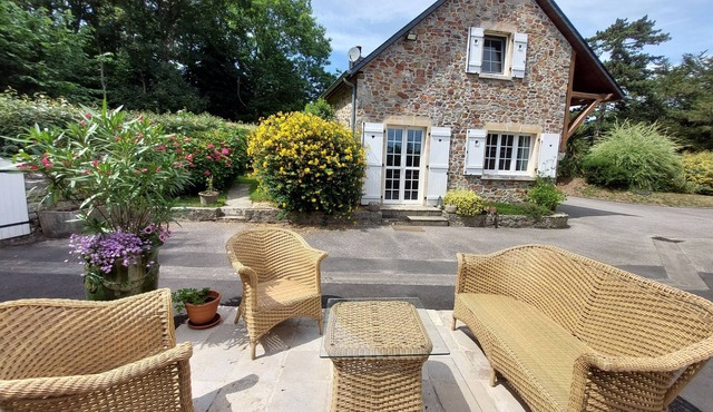 Nature getaway for 2, cosy gîte- wooded park, animals ok. Close to beaches and hiking