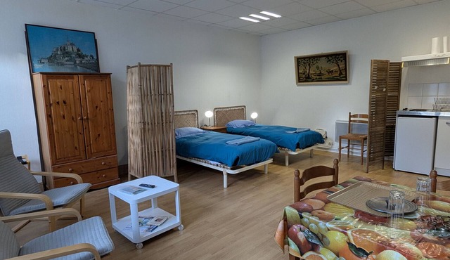 Nature stay near Orleans with animals and pond