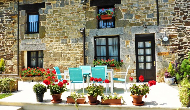 Near Mont St Michel Central To Many Sites of interests. Le Soleil sleeps 7/8