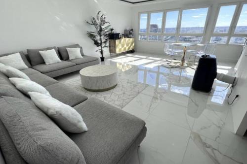 Nice Apartment with amazing view of Paris plus Parking