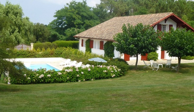 Nice house character- standing- 9 pers, pool, near Biarritz and Bayonne