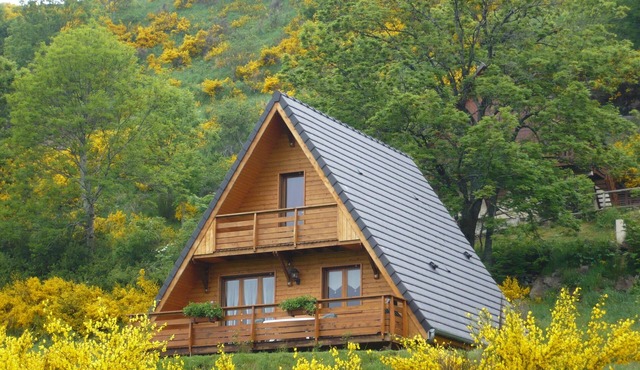 Nice independent chalet-Buron in the volcano park