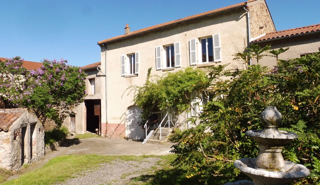 Old house in Auvergne 10 pers, 4 bedrooms, Large garden, Dogs welcome